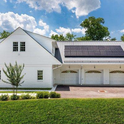 带太阳能电池板的5车位住宅车库，侧门